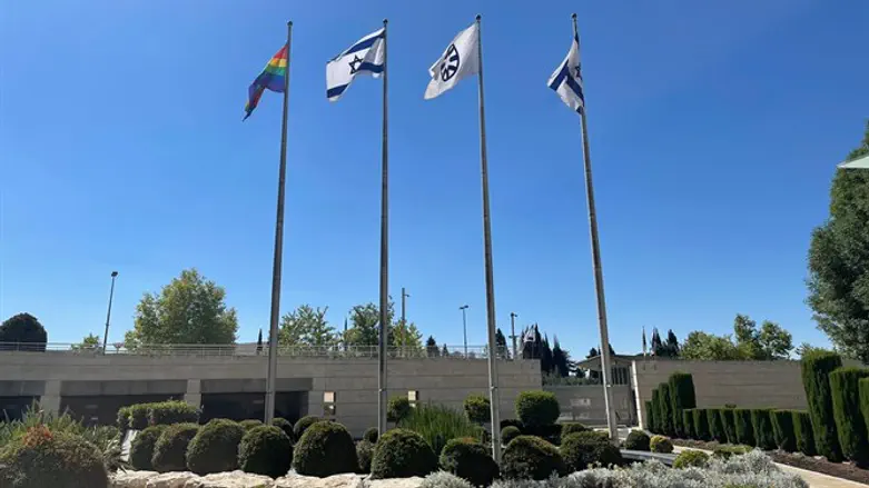 דגל הלהט"ב הונף במשרד החוץ