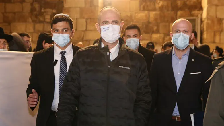 איתי גלינר (מימין) לצדו של אוחנה