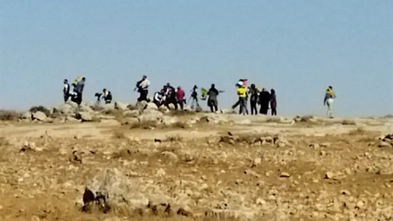 ערבים מתאספים ליד אביגיל