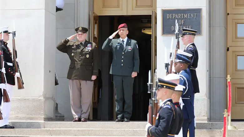 כוכבי עם הרמטכ"ל האמריקני