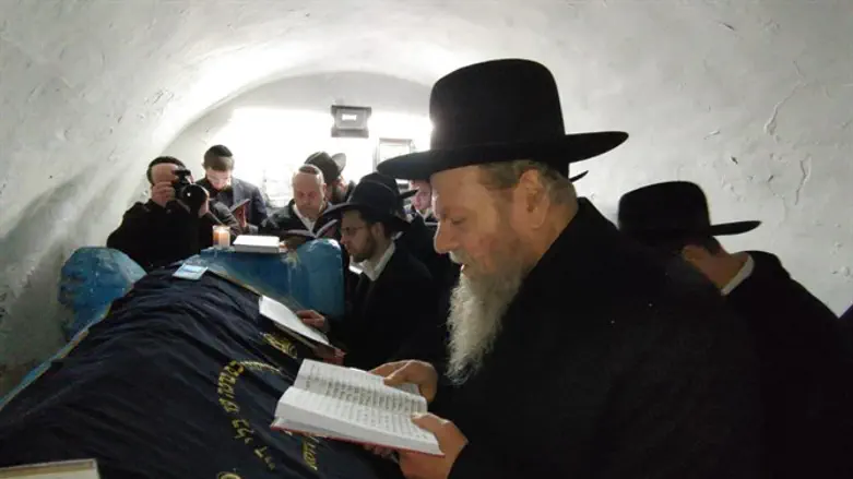 הרב מרדכי שמואל אדלשטיין בקבר חנינא בן דוסא