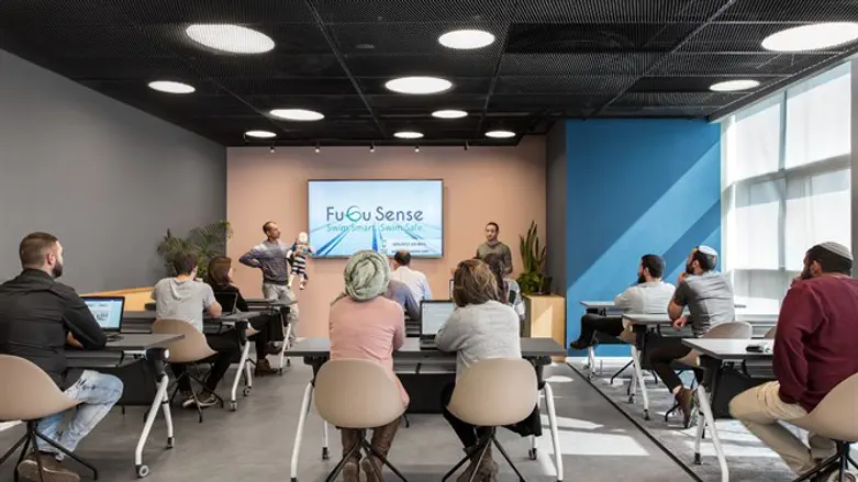 אנחנו משקיעים הרבה מהאנרגיות שלנו בלחבר בין אנשים