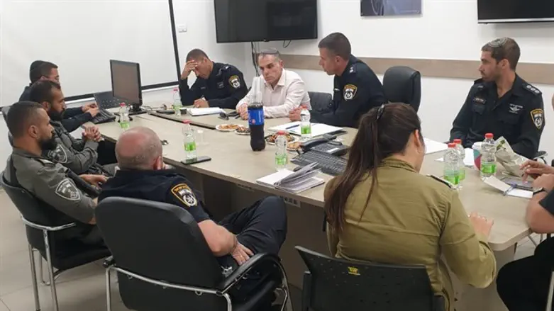 עודד רביבי ונציגי המשטרה וכחות הביטחון