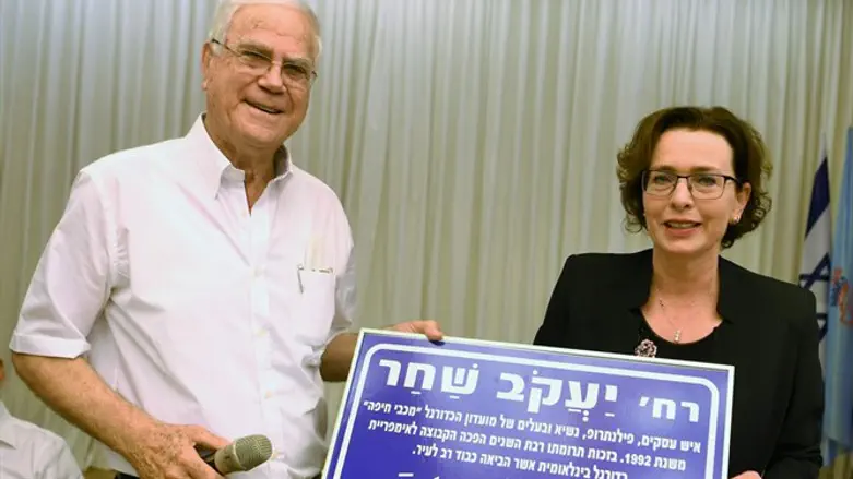 ראשת העיר ויענקל'ה שחר עם שלט הרחוב החדש