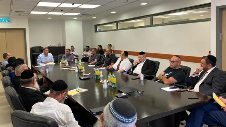 השר כהנא בביקור ברבנות הראשית