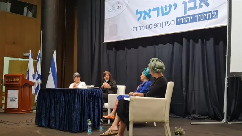 מימין: עפרה לקס, חנה קטן, גלי בת חורין, נעמה זרביב