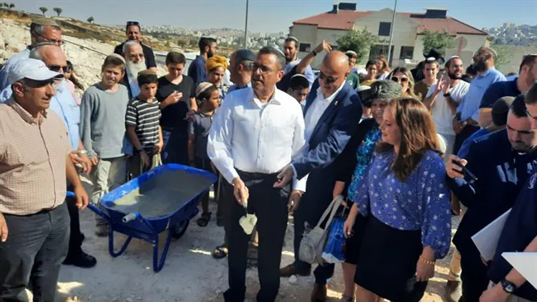 הנחת אבן פינה לסניף "אריאל" בנות בחומת שמואל