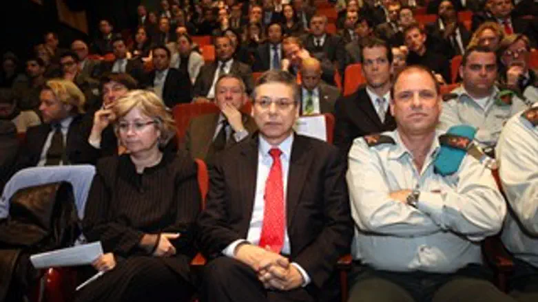 אילון. דנגוט והשגרירים