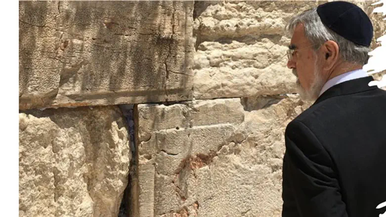 Rabbi Jonathan Sacks at the WAll