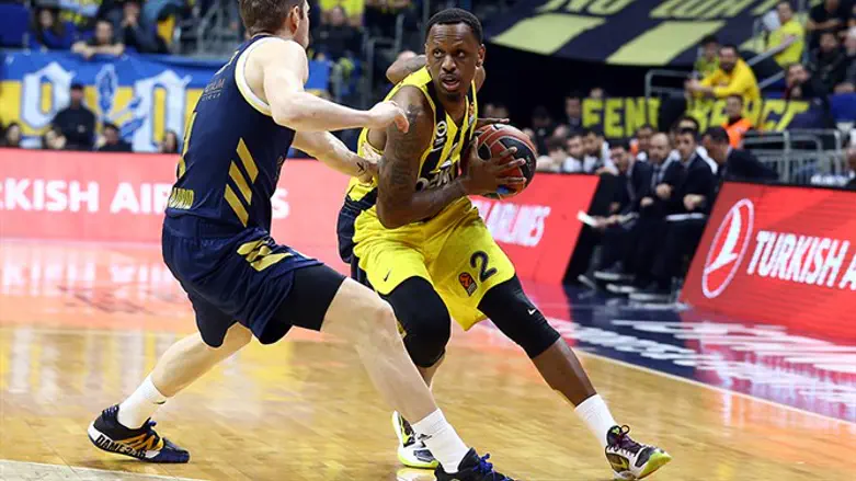 נאנלי במדי אלופת אירופה לשעבר פנרבחצ'ה