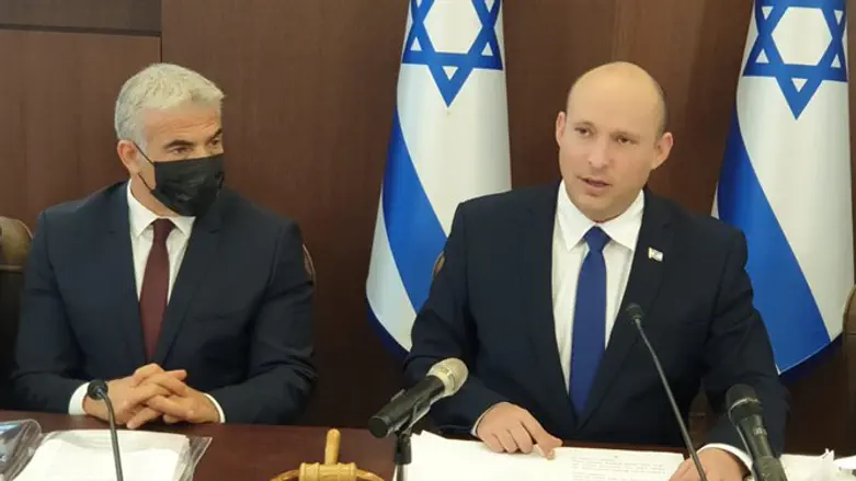 Bennett and Lapid at Cabinet meeting