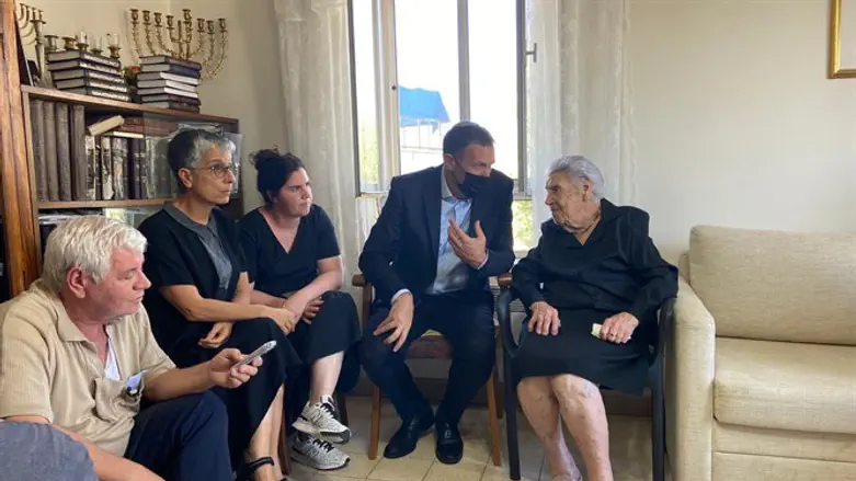 השר מתן כהנא אצל משפחת טל