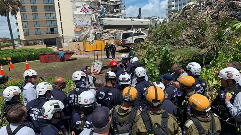 צוותי חילוץ ישראלים בזירת האסון במיאמי