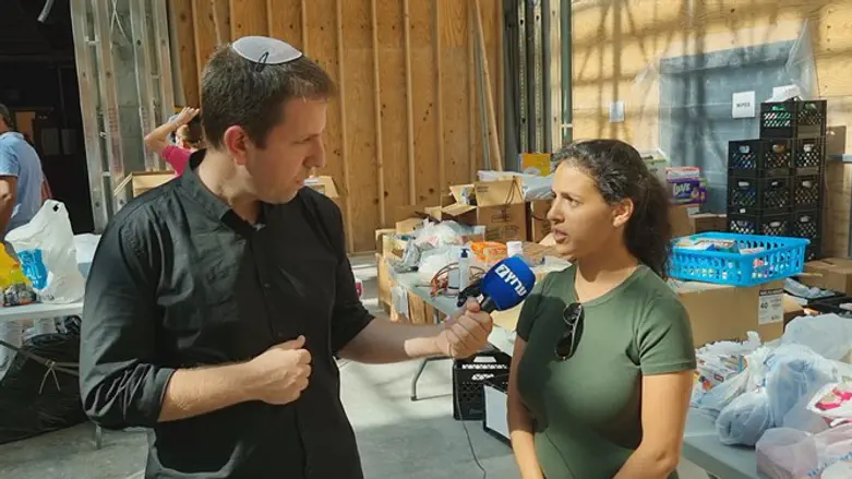 Йони Кемпински в Центре пожертвований пострадавшим в Майами