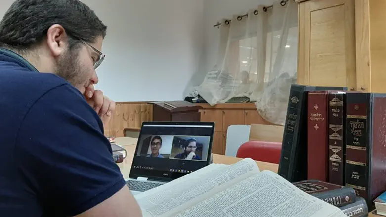 חברותות מעבר לים