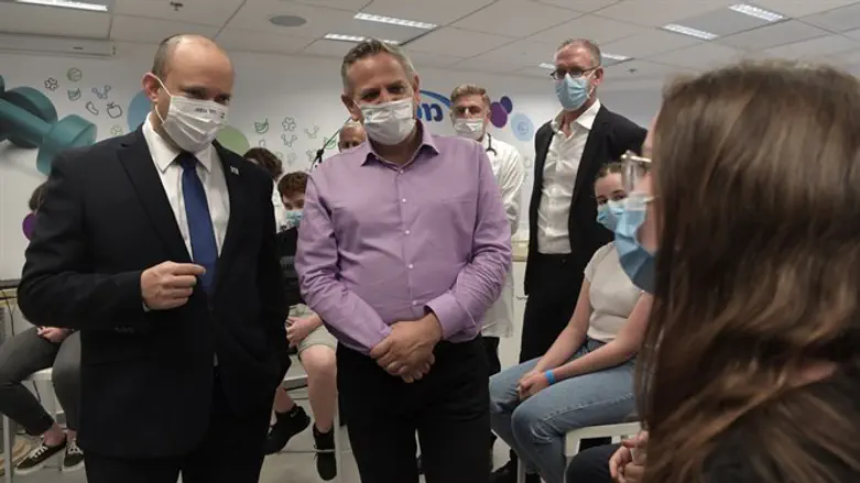 Нафтали Беннет в центре вакцинаций в Холоне