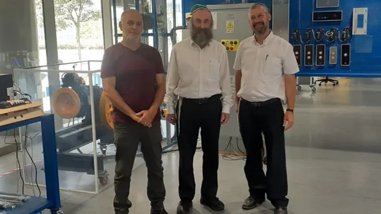 אנשי מכון צומת עם אודי בדש