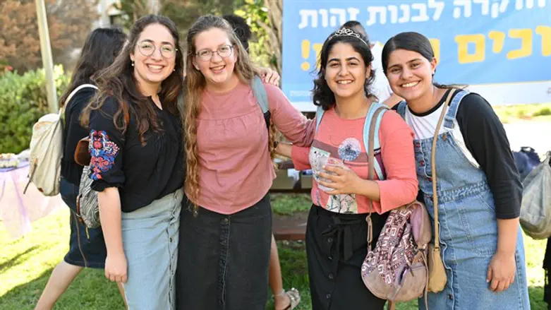 בנות שירות 'זהות'