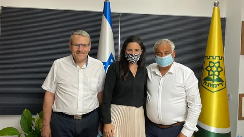 השרה שקד במהלך הסיור