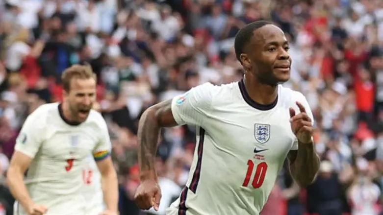 סטרלינג חוגג הערב עוד שער בוומבלי