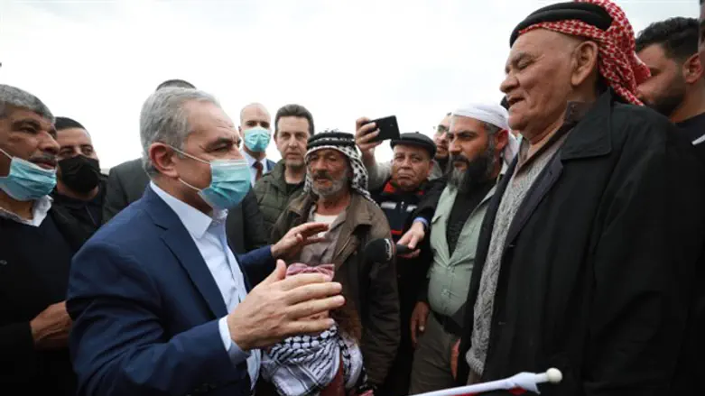 Mohammad Shtayyeh (left)