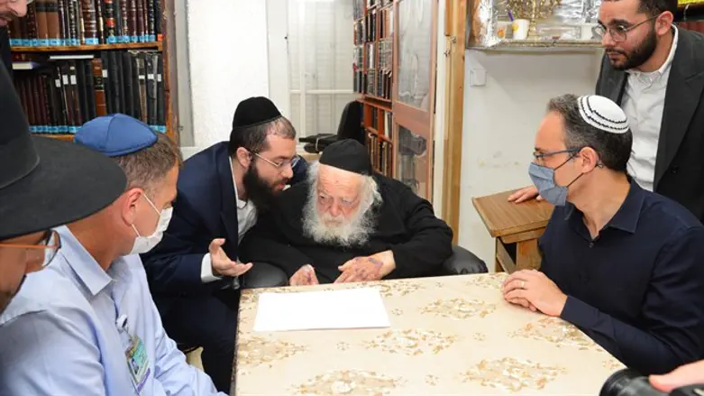 פרופ' בליצר וד"ר פסח אצל הרב קנייבסקי