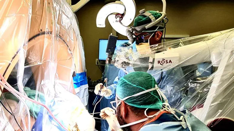 הניתוח הראשון