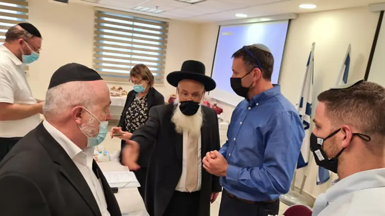 השר כהנא בפגישה עם מזכירי בתי הדין הרבניים