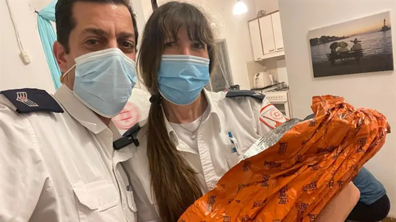 חובשים עם אחד התינוקות שיילדו