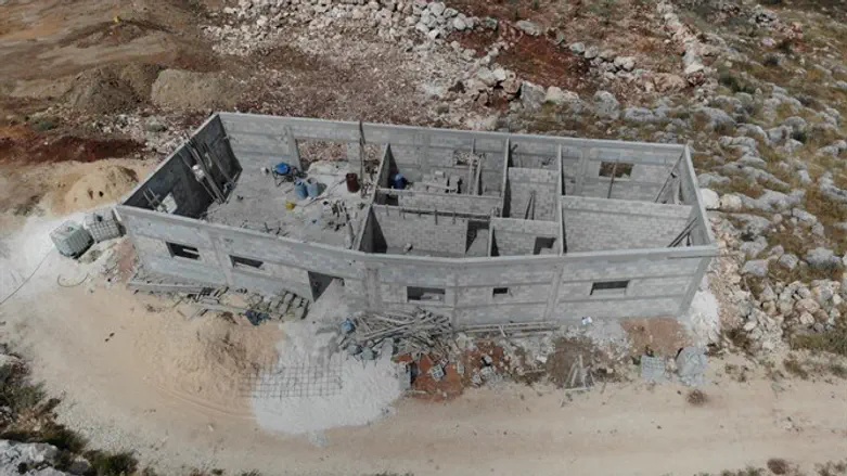 המבנה הבלתי חוקי באתר הארכיאולוגי