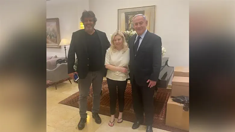 The Netanyahu family and the boxes