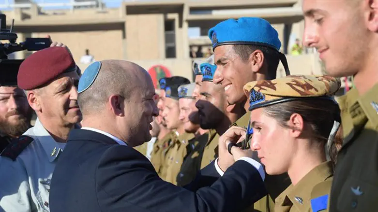 נפתלי בנט בסיום קורס קצינים