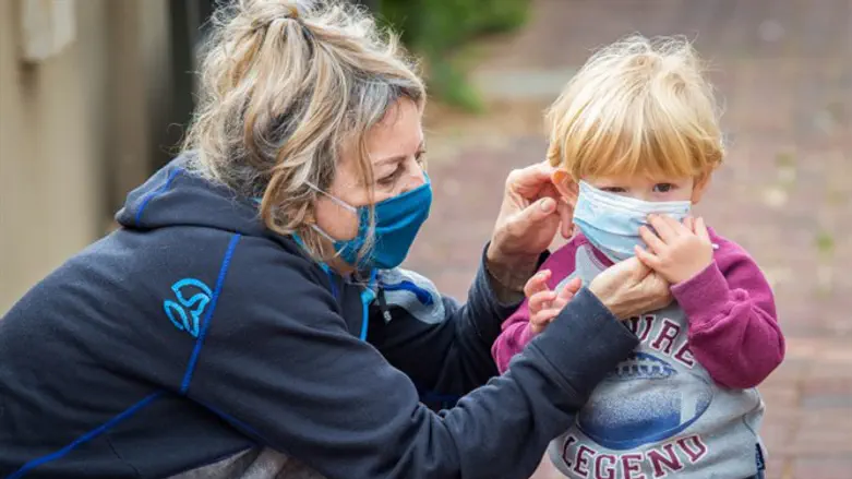 Ребенку надевают маску (файл)