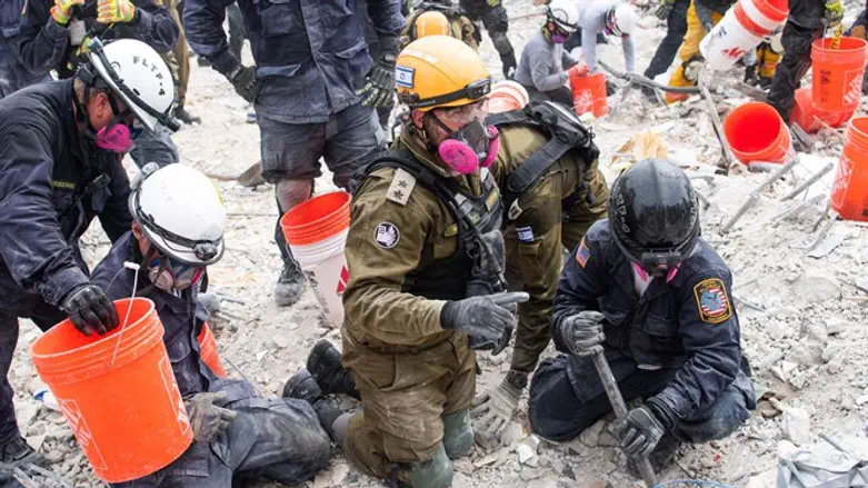 קציני פיקוד העורף בזירת האסון במיאמי