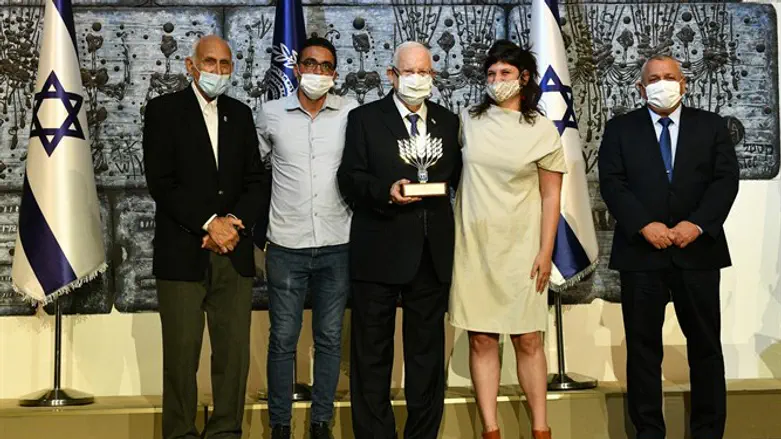 President Rivlin presents the award