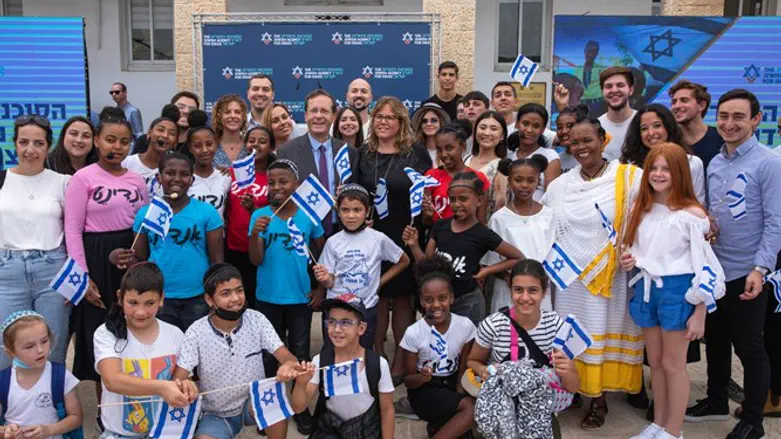 הרצוג עם ילדי עולים באירוע הפרידה