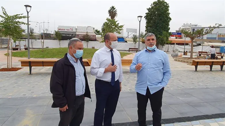 אליהו זוהר ושמעון חזן עם נפתלי בנט