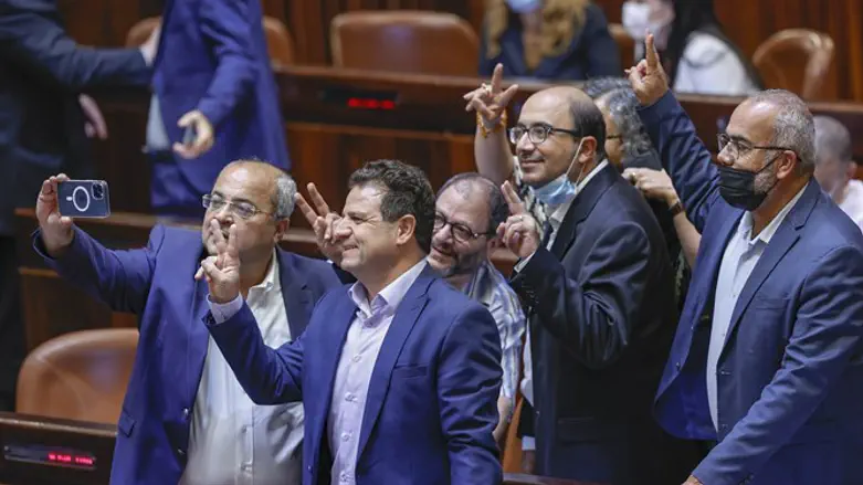 חוק האזרחות נפל, הערבים חוגגים