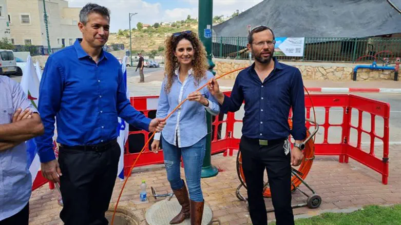 השר הנדל עם המנכ''לית וראש המועצה