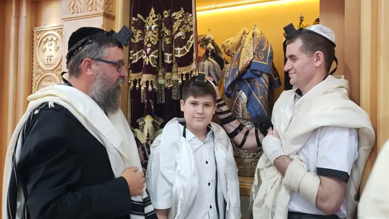 האב שנפצע עם בנו, בטקס בר המצווה