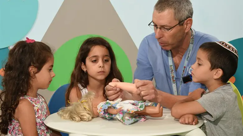 ד"ר אהוד לבל, מנהל אורתופדיית ילדים במרכז הרפואי 'שערי צדק'