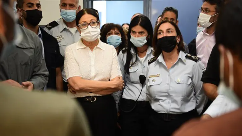 הנשיאה חיות במהלך הסיור