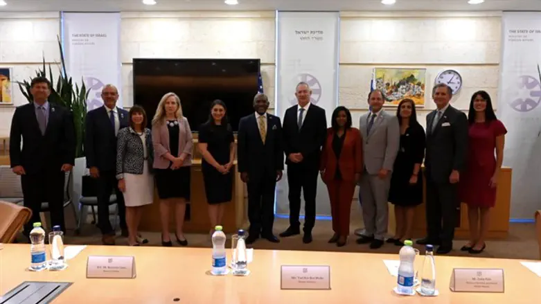 חברי המשלחת עם השר גנץ