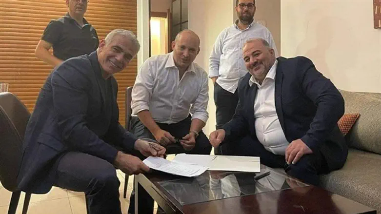 בנט ולפיד עם מנסור עבאס