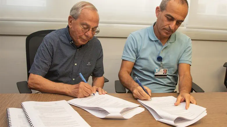 פרופ' רוני גמזון ומשה בן שאול  