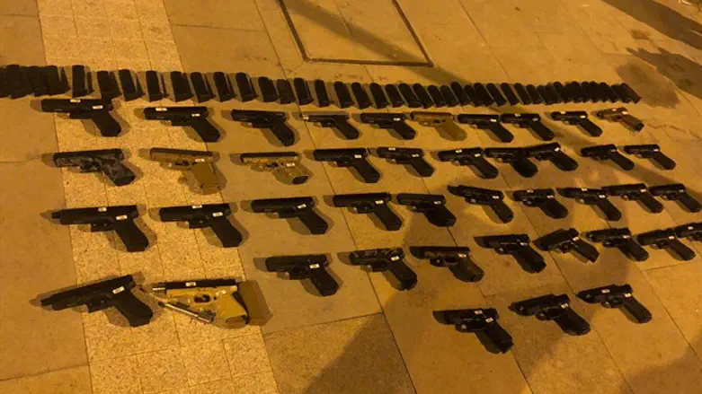 43 конфискованных пистолета