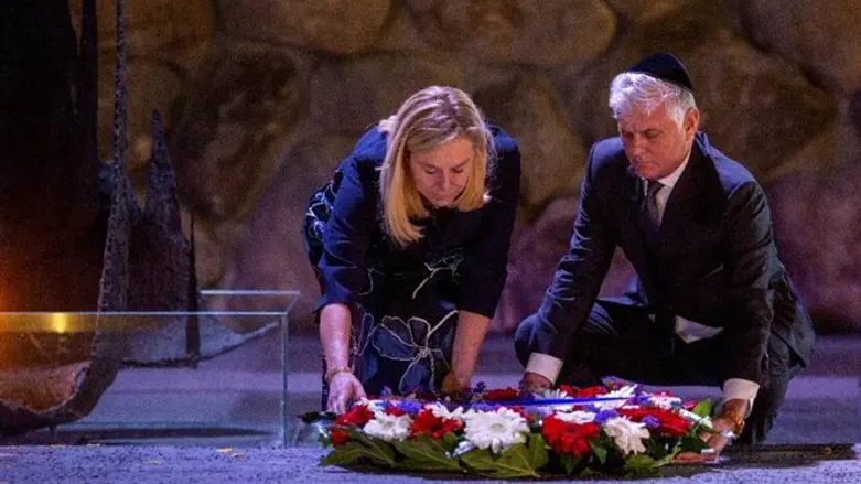 השרה זיגריד קאך (משמאל) ביד ושם