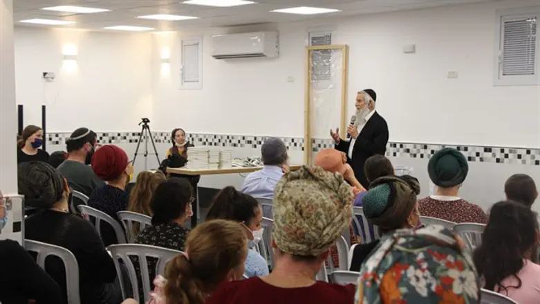 הרב מלמד עם הבנות והוריהן