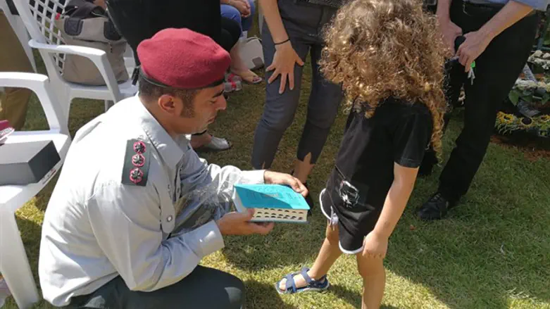 התנ"ך מוענק לבתו של אל"מ שרון אסמן ז"ל