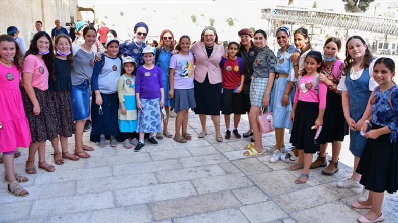 600 בנות נפגשו עם סיון בכותל